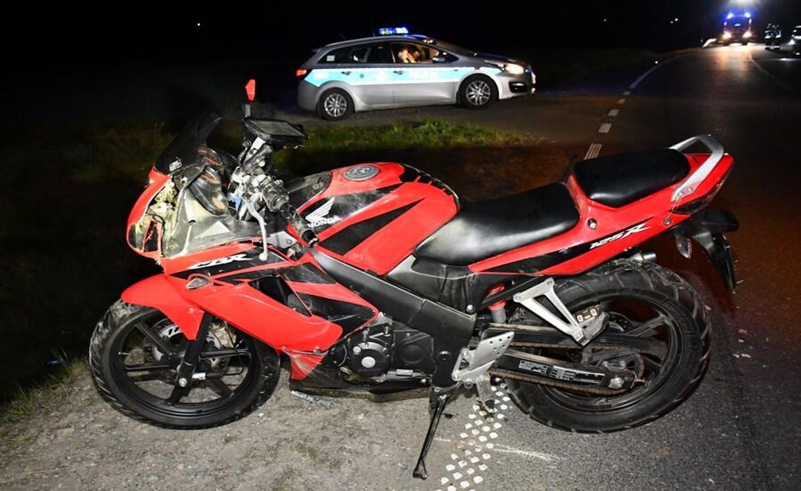 Motocyklista na BMW zderzyła się czołowo się z Yamahą. Trzeci motocyklista wylądował w rowie