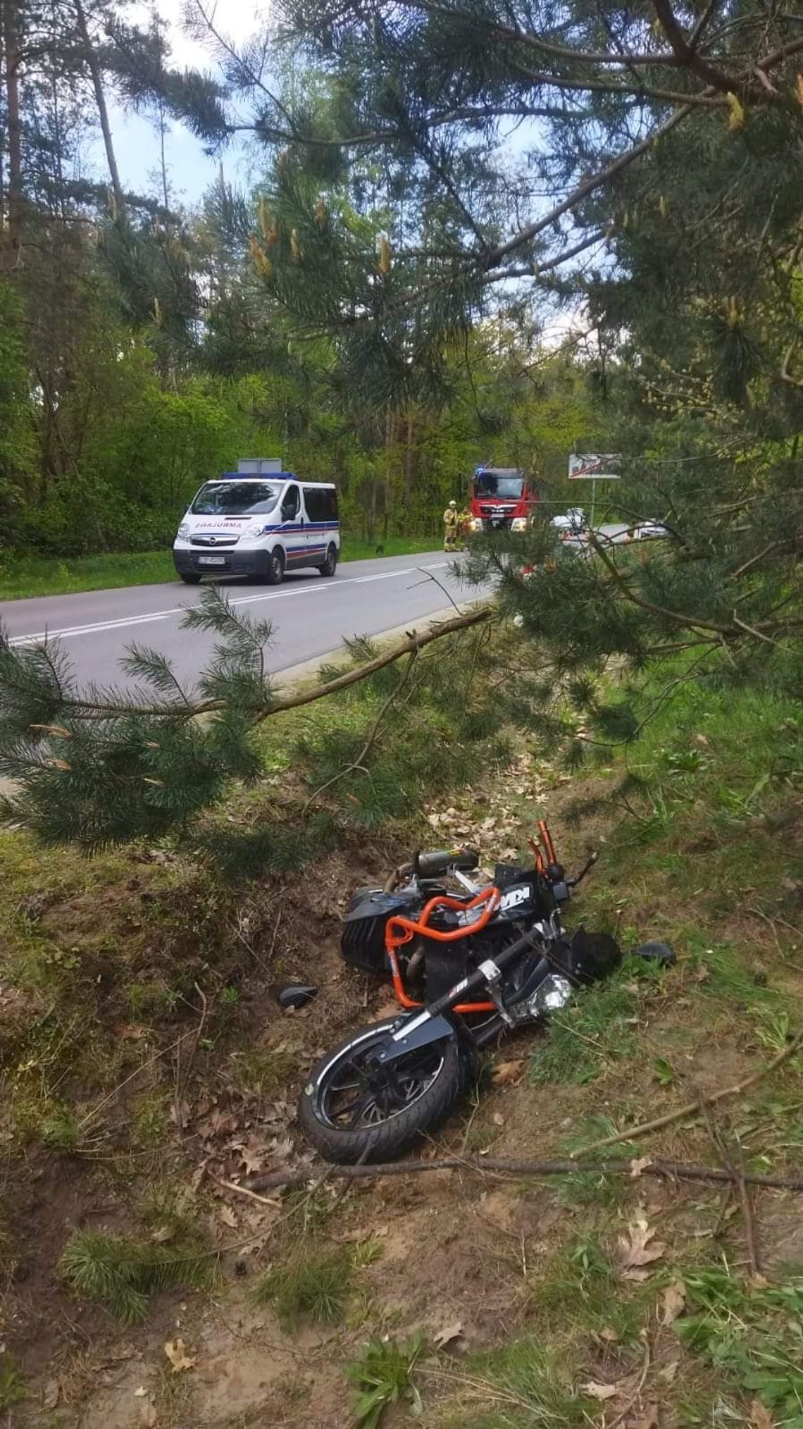 Motocyklista na łuku drogi zjechał z jezdni i uderzył w drzewo. Mężczyzna zginął na miejscu