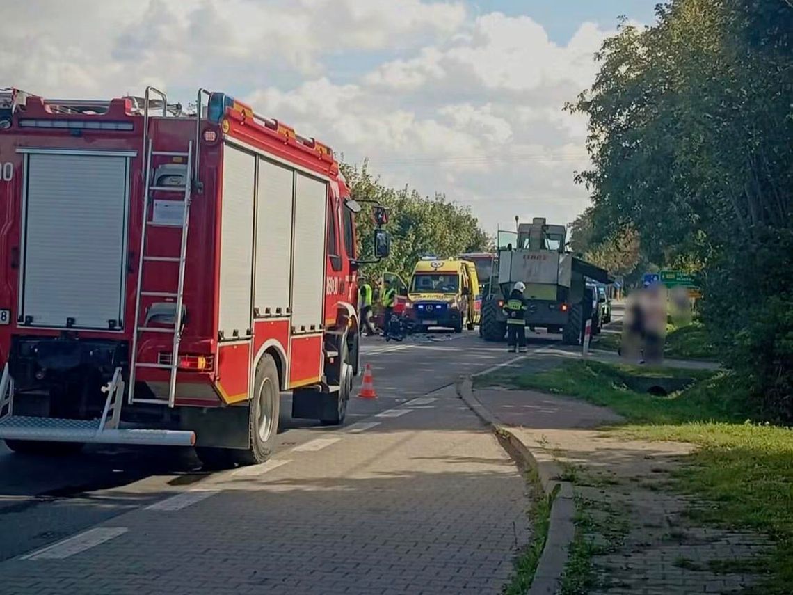 Motocyklista nagle zjechał na lewy pas i zderzył się z sieczkarnią rolniczą. Mężczyzna zginął na miejscu Motocyklista nagle zjechał na lewy pas i zderzył się z sieczkarnią rolniczą. Mężczyzna zginął na miejscu