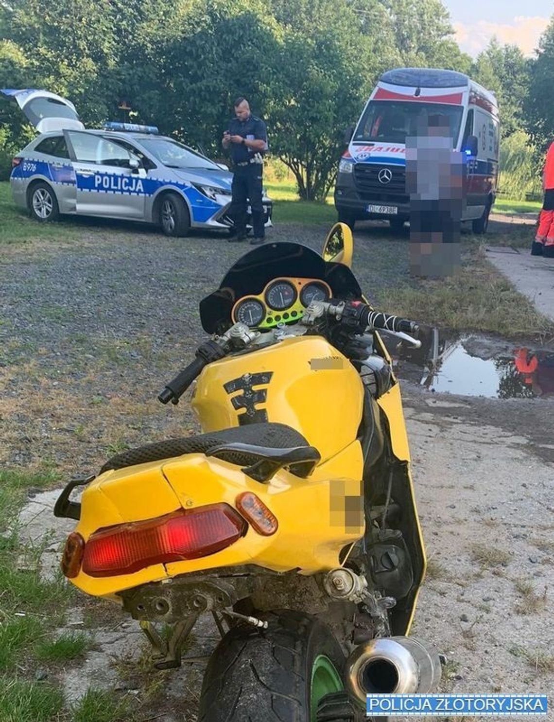 Motocyklista najechał na psa, który wybiegł z posesji. Zwierzę nie przeżyło, kierowca zabrany do szpitala