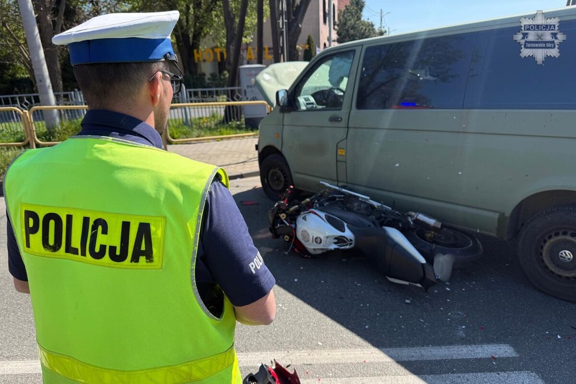 Motocyklista omijał auta na skrzyżowaniu, wjechał w bok busa. Lądował śmigłowiec LPR
