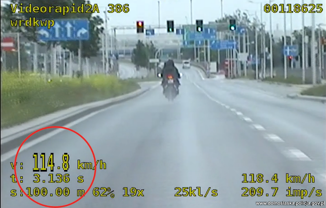 Motocyklista pędził przez miasto 114 na godzinę. Nie przeszkadzało mu, że leje