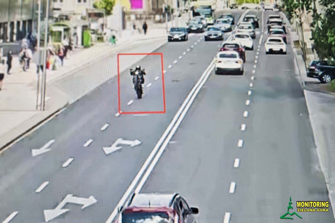 Motocyklista popisywał się jazdą na jednym kole. Dostał tysiąc mandatu
