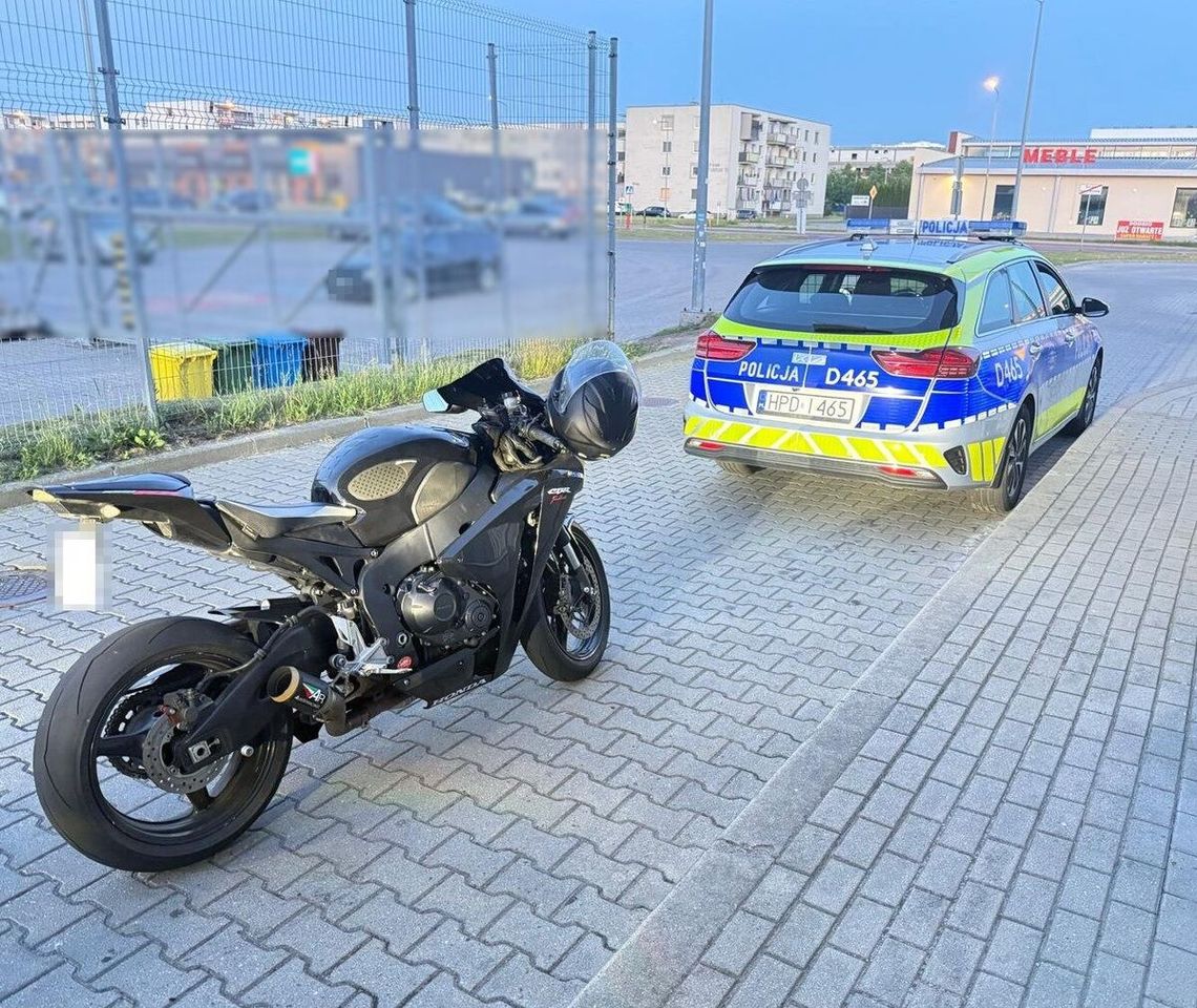 Motocyklista popisywał się jazdą na jednym kole przed nosem policji. 24-latek stracił prawo jazdy