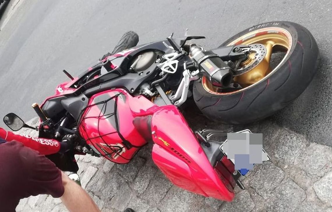 Motocyklista popisywał się na rynku. Na widok policji zaczął uciekać, grozi mu 5 lat więzienia