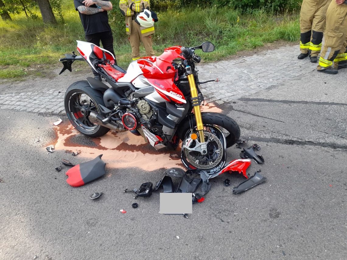 Motocyklistka poważnie ranna po zderzeniu z osobówką. Kierująca autem nie ustąpiła pierwszeństwa