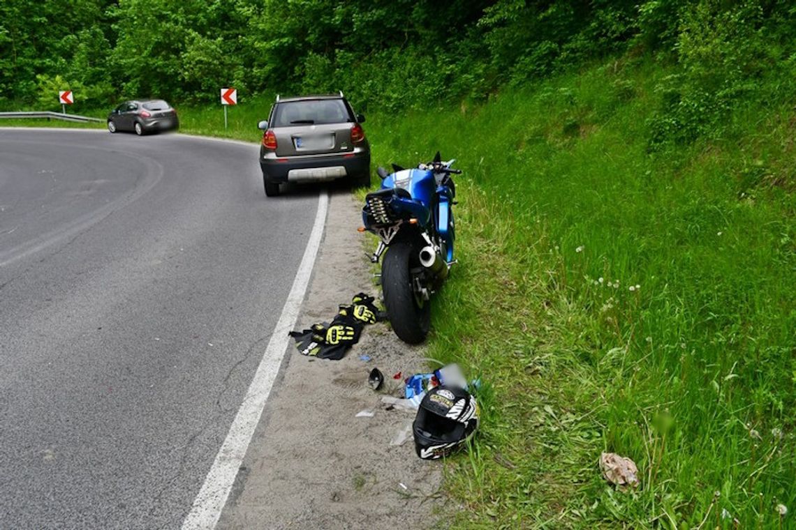 Motocyklista przewrócił się na łuku drogi i zderzył z osobówką. 25-latek został ciężko ranny