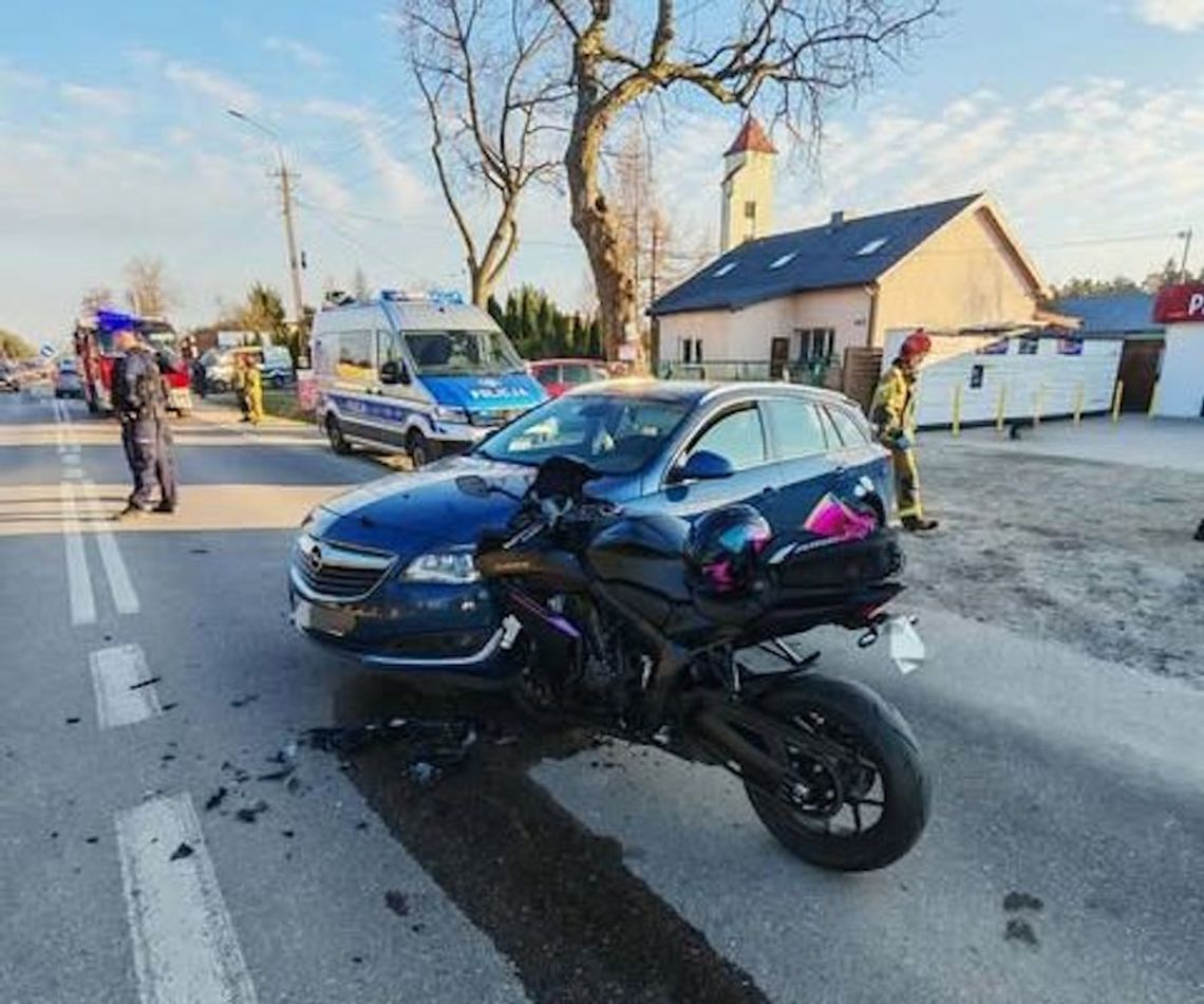Motocyklista ranna po zderzeniu z Oplem. Kierowca osobówki nie ustąpił jej pierwszeństwa Motocyklista ranna po zderzeniu z Oplem. Kierowca osobówki nie ustąpił jej pierwszeństwa