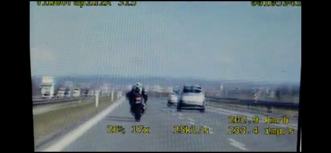 Motocyklista śmignął obok nieoznakowanego radiowozu na ekspresówce. Nie miał prawa jazdy
