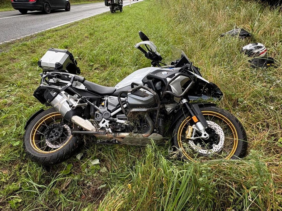 Motocyklista stracił panowanie nad BMW i wpadł do rowu. Trafił do szpitala, a potem dostał mandaty Motocyklista stracił panowanie nad BMW i wpadł do rowu. Trafił do szpitala, a potem dostał mandaty
