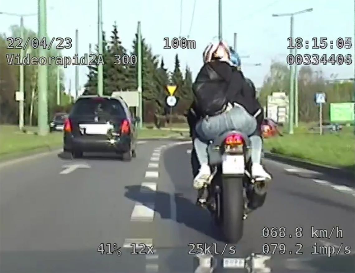 Motocyklista uciekał policji z dziewczyną na plecach. Uzbierał 205 punktów karnych. WIDEO