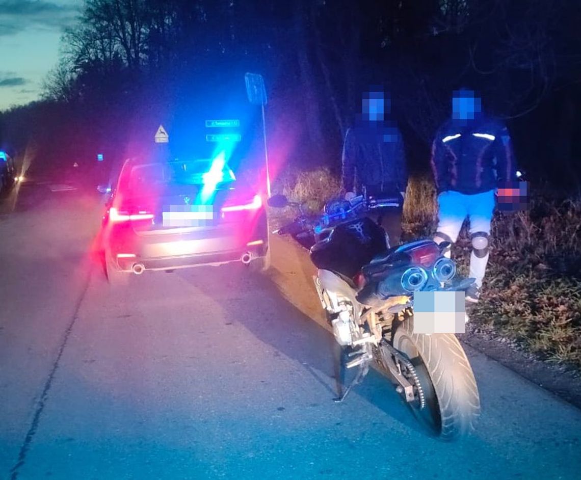 Motocyklista uciekał z pasażerem bez kasku. Nie miał prawa jazdy, a yamaha rozpadała się w oczach Motocyklista uciekał z pasażerem bez kasku. Nie miał prawa jazdy, a yamaha rozpadała się w oczach
