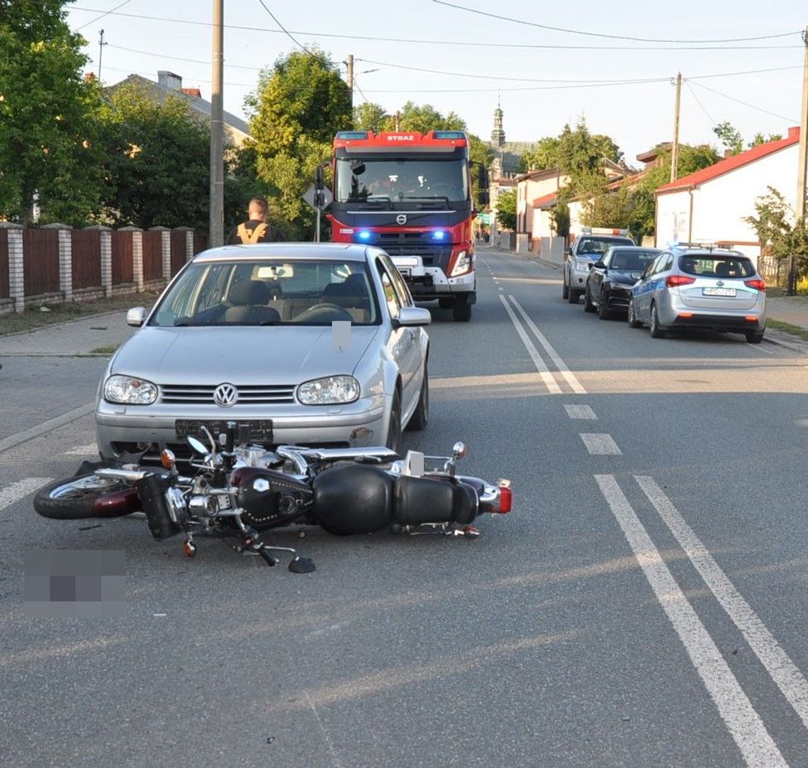 Motocyklista uderzony przez samochód wpadł pod drugie auto. Ranny 67-latek zabrany do szpitala