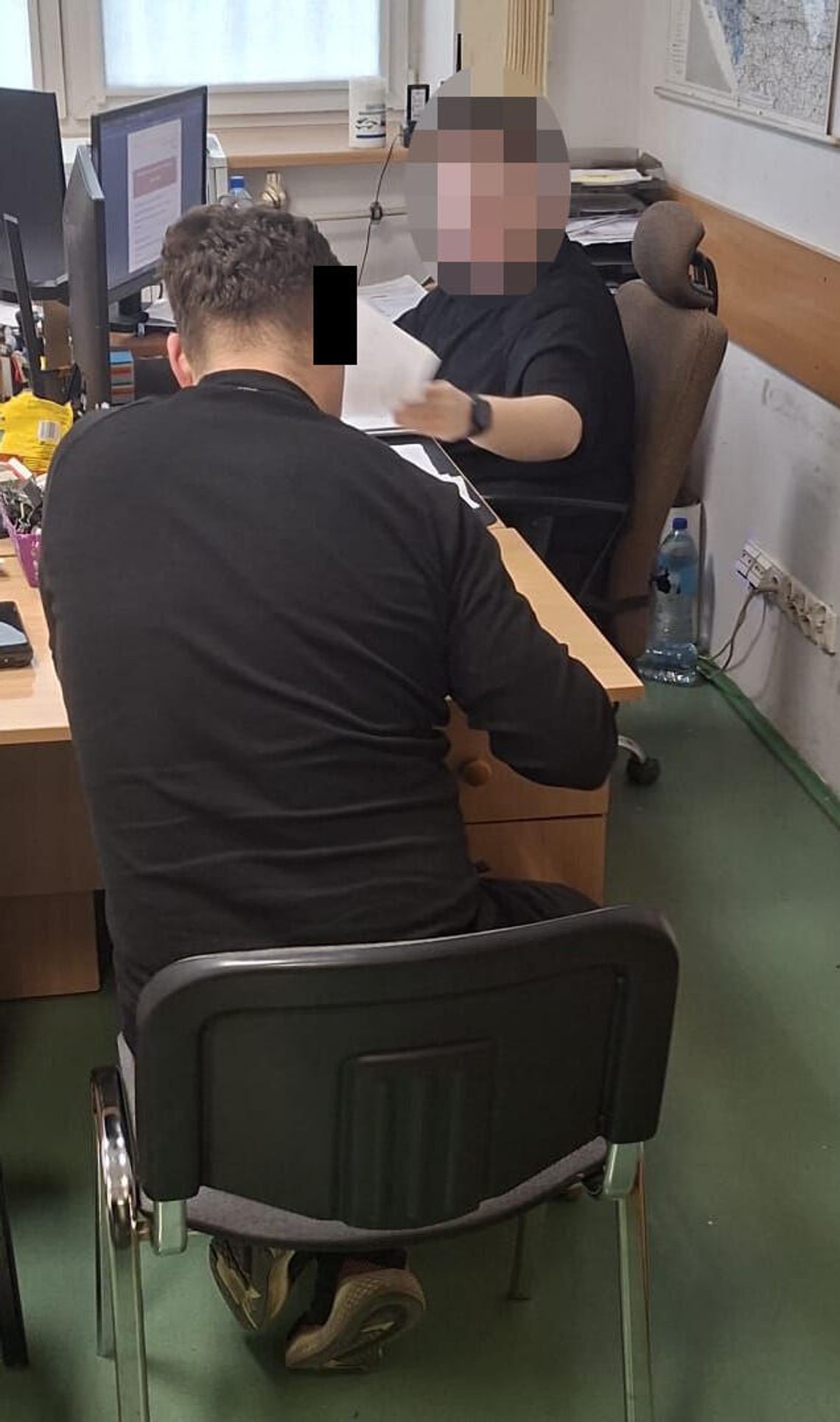 Motocyklista uderzył taksówkarza kaskiem w twarz i złamał mu nos. Groził też śmiercią