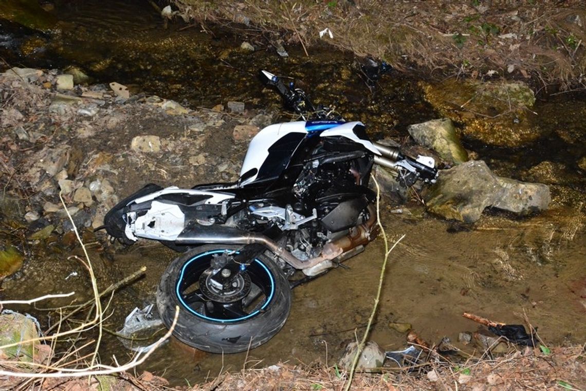 Motocyklista uderzył w betonowy przepust i wpadł do rzeki. Zginął na miejscu