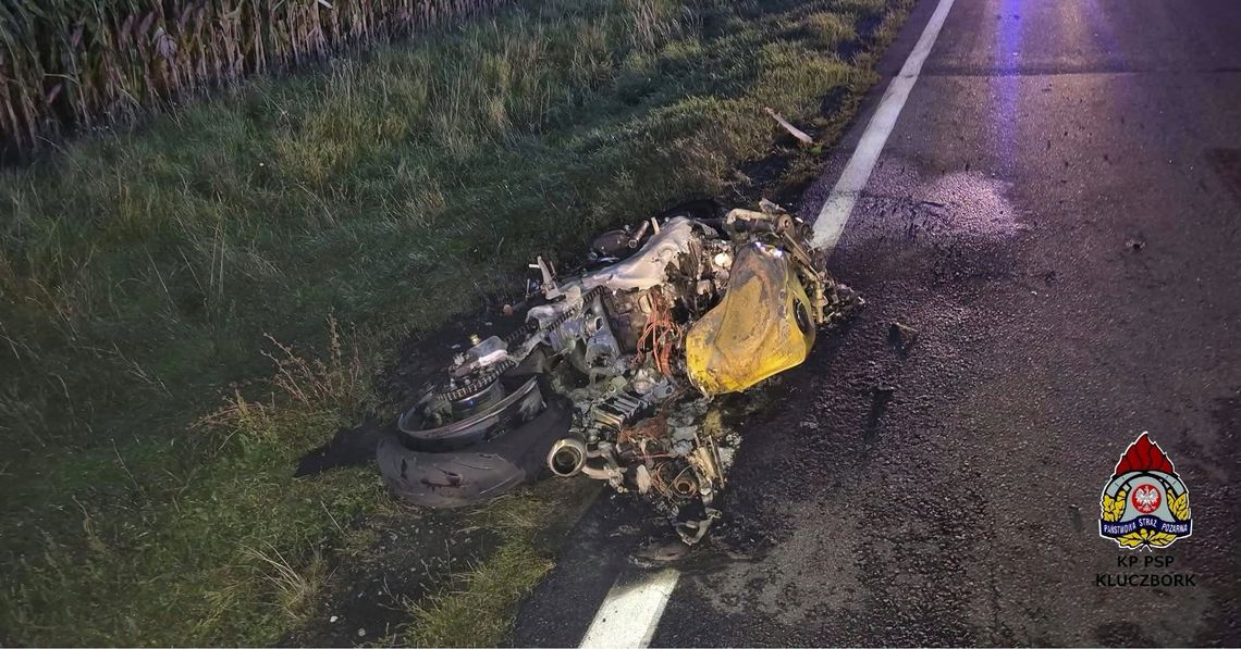 Motocyklista w rowie, płonąca maszyna sto metrów dalej. Interweniowali strażacy Motocyklista w rowie, płonąca maszyna sto metrów dalej. Interweniowali strażacy