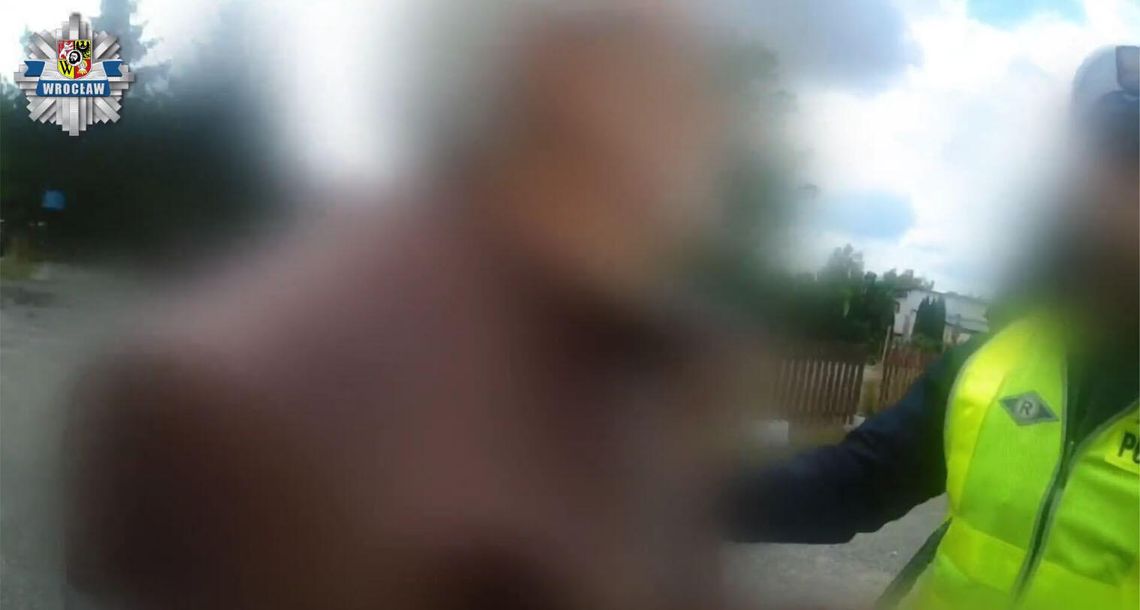Motocyklista wiedział, że jest nagrywany, a i tak próbował wręczyć policjantom łapówkę. Skończyło się założeniem kajdanek Motocyklista wiedział, że jest nagrywany, a i tak próbował wręczyć policjantom łapówkę. Skończyło się założeniem kajdanek