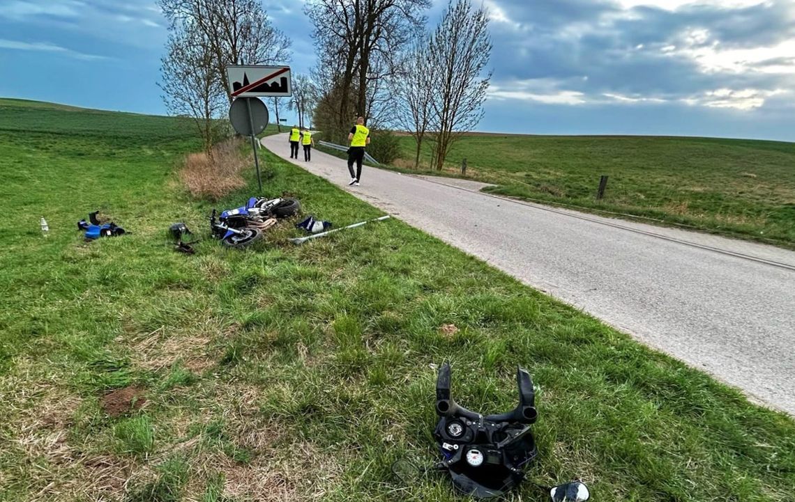 Motocyklista wjechał w znak drogowy. 31-latek miał sądowy zakaz i był nietrzeźwy