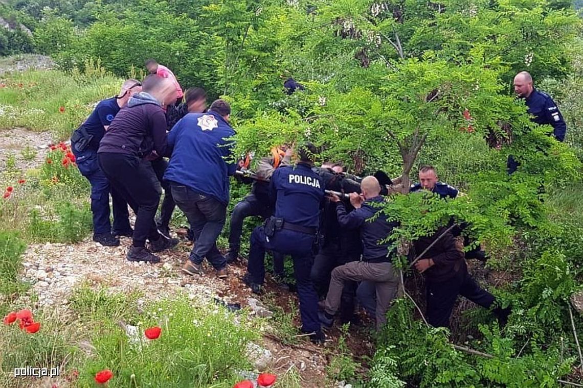 Motocyklista wypadł z drogi i przeleżał w wąwozie kilka dni. Uratowali go polscy policjanci