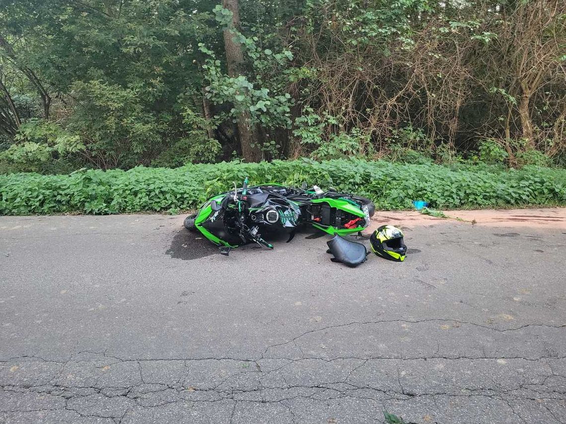 Motocyklista wypadł z drogi i uderzył w drzewo. Z obrażeniami ciała trafił do szpitala