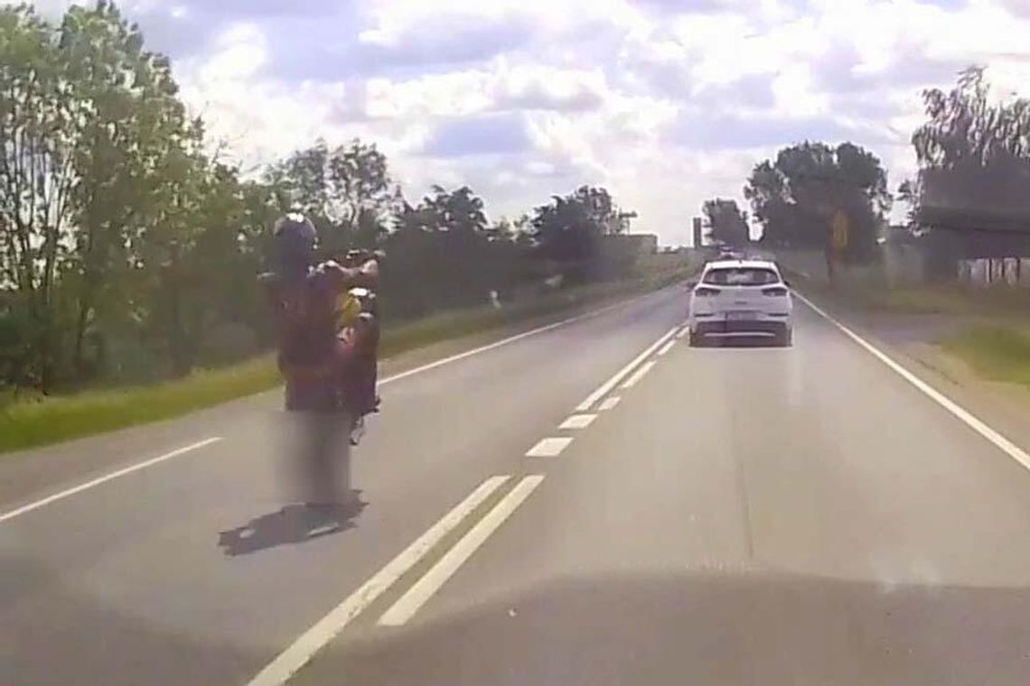 Motocyklista wyprzedzał na jednym kole. Skrajnie niebezpieczne popisy na drodze