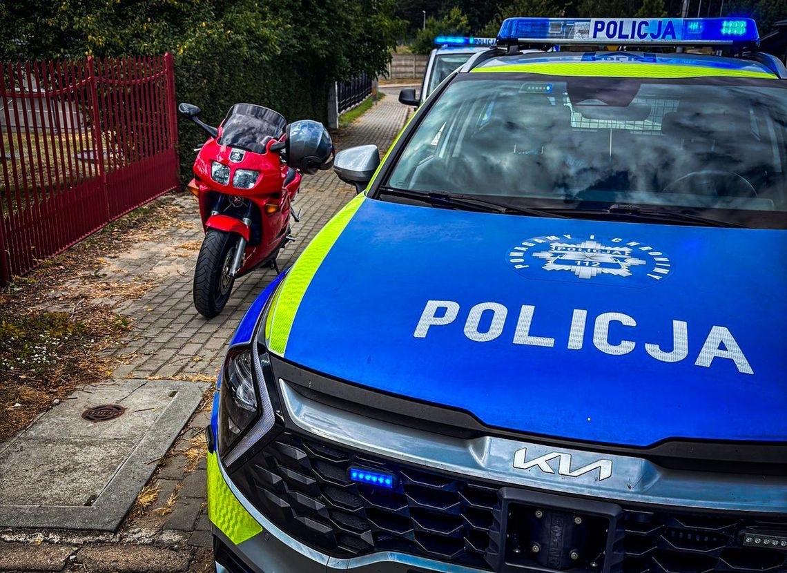 Motocyklista z 2 promilami o mało nie staranował radiowozu. Wcześniej stracił prawko za driftowanie