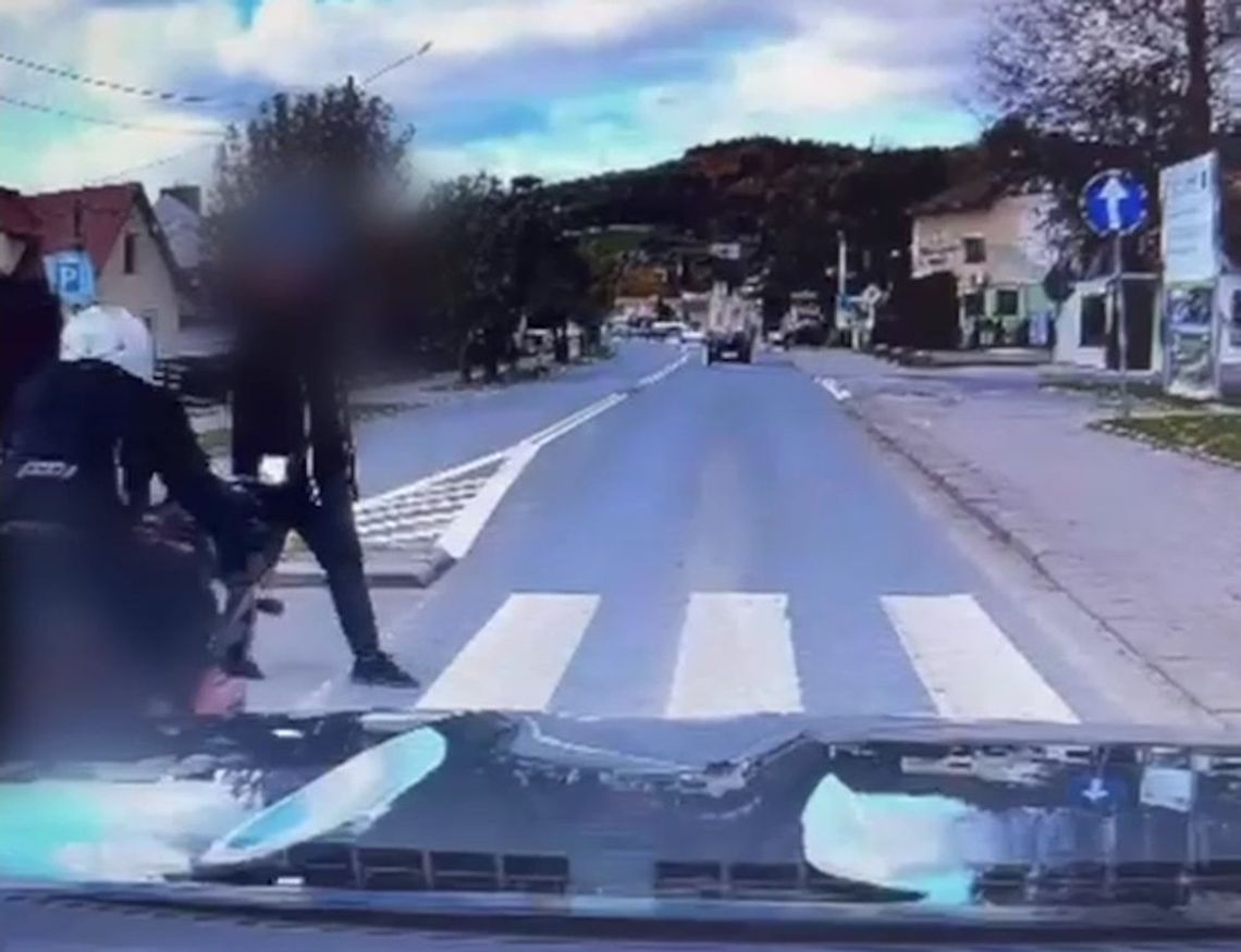 Motocyklista z zakazem wjechał w pieszego na przejściu dla pieszych. Próbował uciekać, ale ludzie mu nie pozwolili