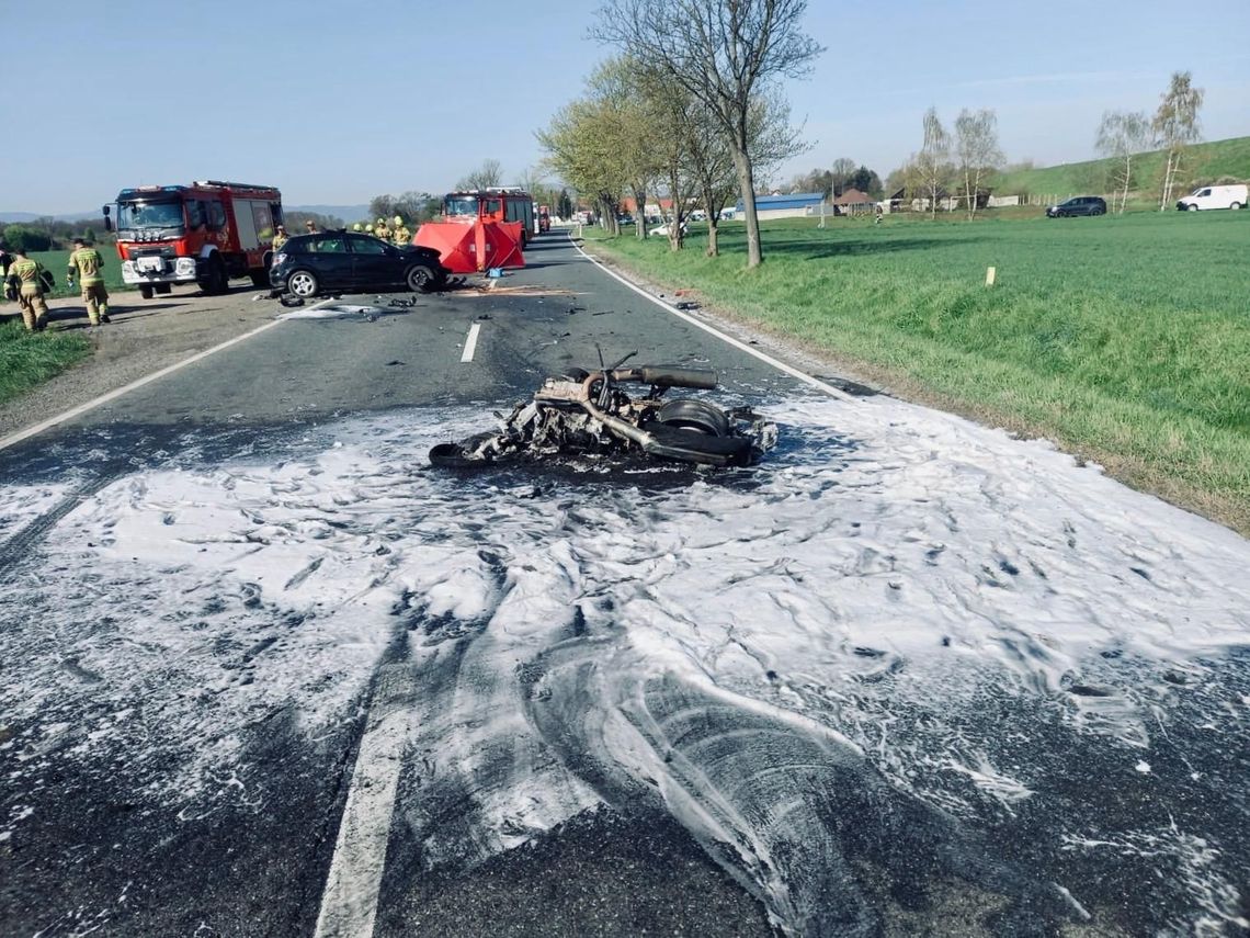 Motocyklista zginął po czołowym zderzeniu z osobówką. Tragiczny poranek na krajowej 46