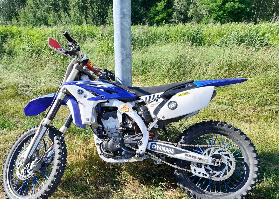 Motocyklista zginął po uderzeniu w latarnię. Drugi z motocyklistów zbiegł z miejsca wypadku