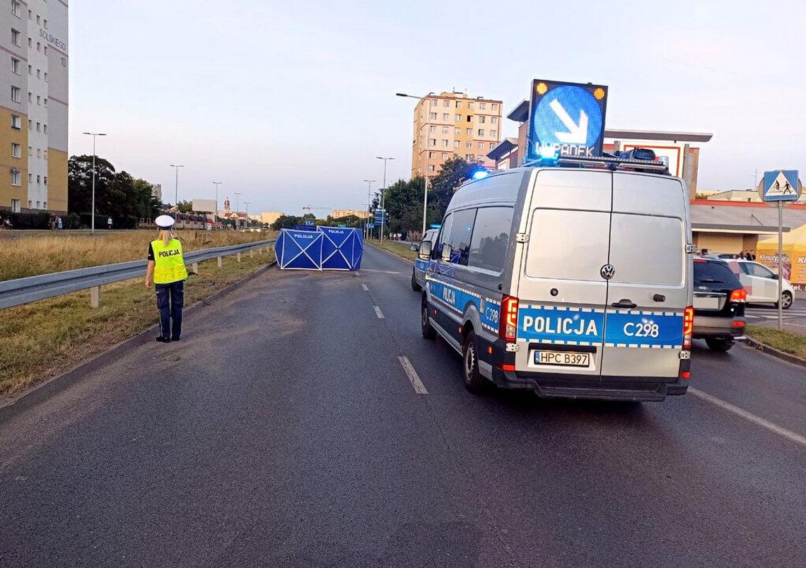 Motocyklista zginął po wjechaniu w barierę energochłonną. Jechał choć nie miał uprawnień