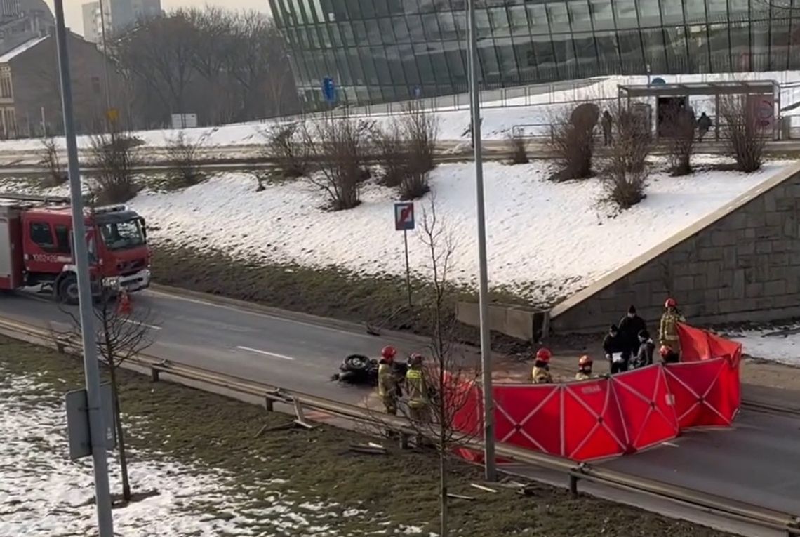 Motocyklista zginął po wjechaniu w bariery. Chwilę przed wypadkiem miał zdjąć kask