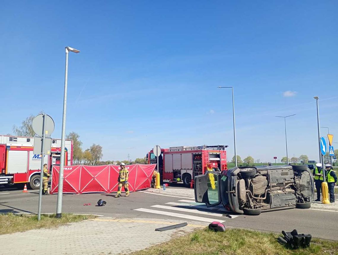 Motocyklista zginął po zderzeniu z Volkswagenem. Kierująca osobówką nie ustąpiła mu pierwszeństwa