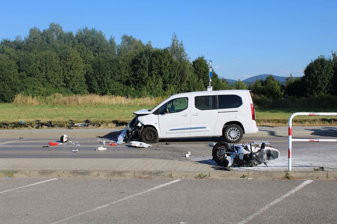 Motocyklista zjechał na czołówkę z grupą rowerzystów i osobówką. Trzy osoby w szpitalu Motocyklista zjechał na czołówkę z grupą rowerzystów i osobówką. Trzy osoby w szpitalu