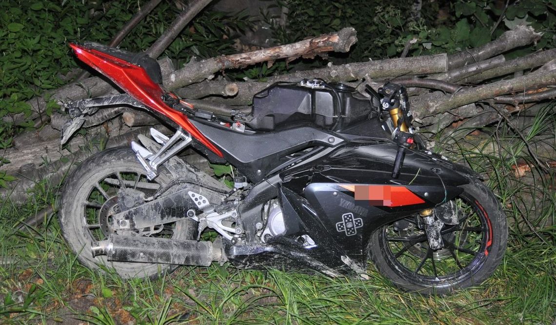 Motocyklista zjechał z drogi i uderzył w stojący na poboczu wóz. Miał blisko dwa promile we krwi, został zabrany do szpitala