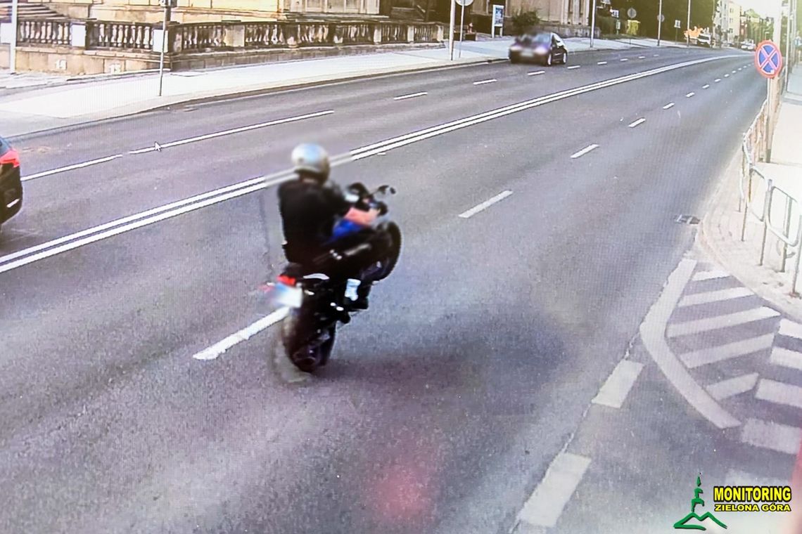 Motocyklista złapany dwukrotnie w ciągu jednego dnia. Popisywał się jazdą na jednym kole, a potem gnał w zabudowanym Motocyklista złapany dwukrotnie w ciągu jednego dnia. Popisywał się jazdą na jednym kole, a potem gnał w zabudowanym