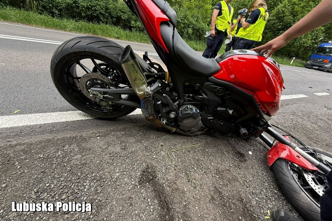 Motocyklistka zderzyła się z mężczyzną na quadzie. Oboje są połamani Motocyklistka zderzyła się z mężczyzną na quadzie. Oboje są połamani