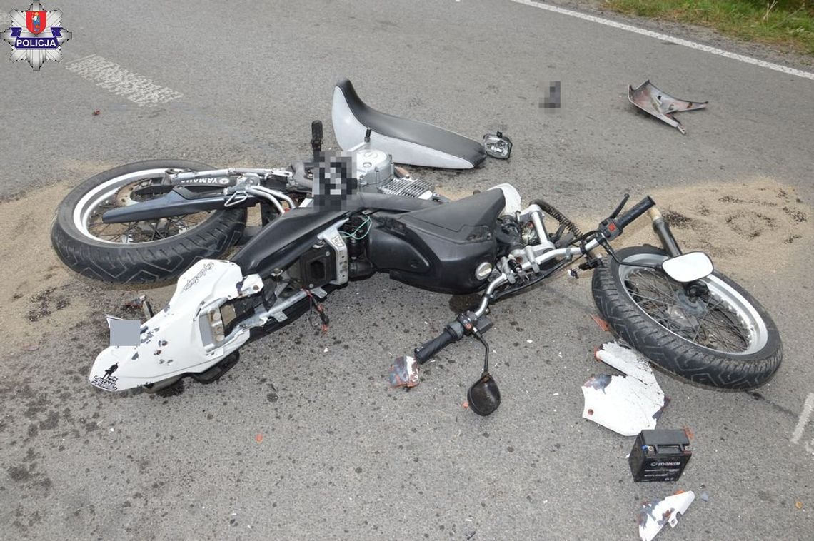 Motorower rozpadł się po uderzeniu w osobówkę. Ranny 17-letni chłopak