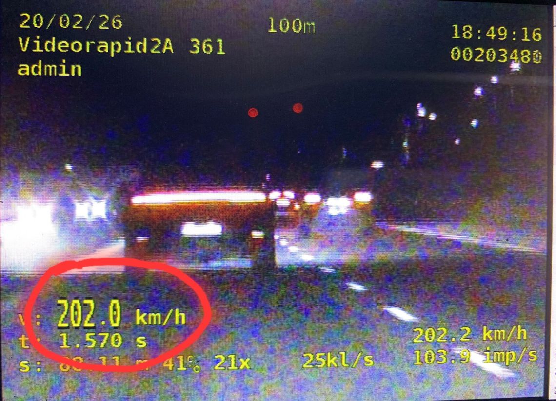 Mrugał światłami i jechał z prędkością ponad 200 km/h. Tłumaczył, że testował nowe Porsche kolegi Mrugał światłami i jechał z prędkością ponad 200 km/h. Tłumaczył, że testował nowe Porsche kolegi