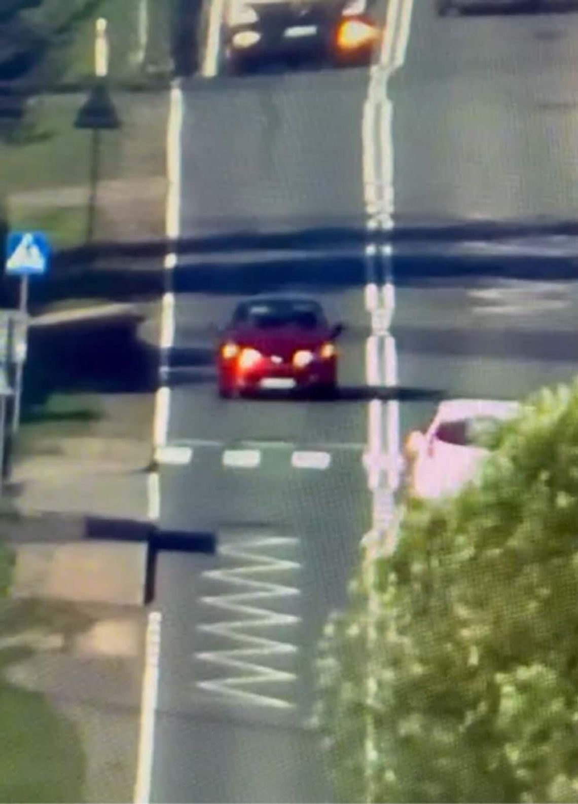 Mrugali światłami, żeby ostrzec przed kontrolą. Policyjny dron wypatrzył 47 kierowców Mrugali światłami, żeby ostrzec przed kontrolą. Policyjny dron wypatrzył 47 kierowców