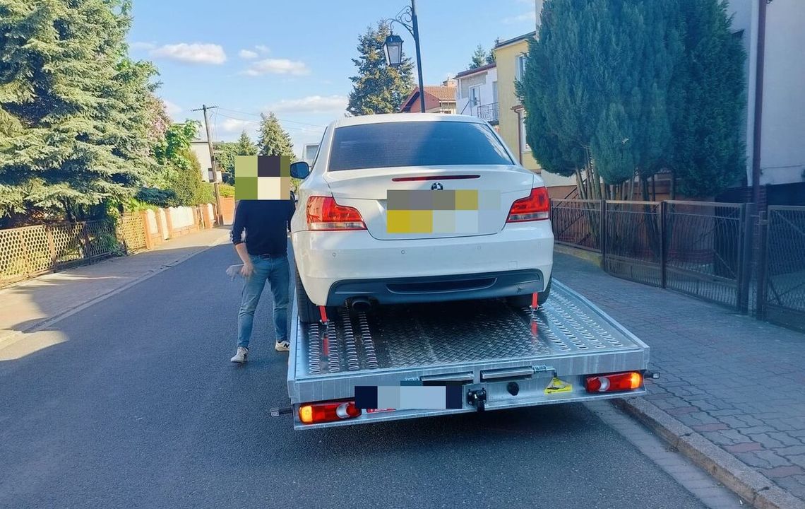 Na BMW starczyło, na opony i OC już nie. Auto wylądowało na lawecie, kierowcy grozi wysoka kara