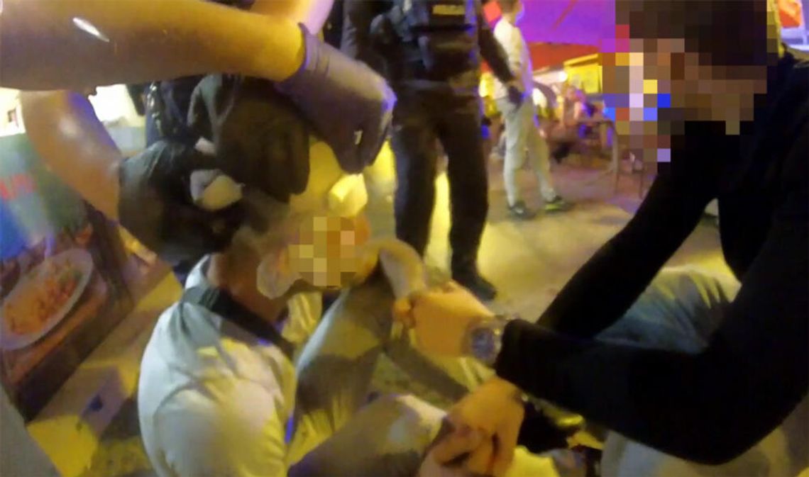 Na chodniku leżał nieprzytomny mężczyzna silnie krwawiący z głowy. Pierwsi na ratunek ruszyli policjanci