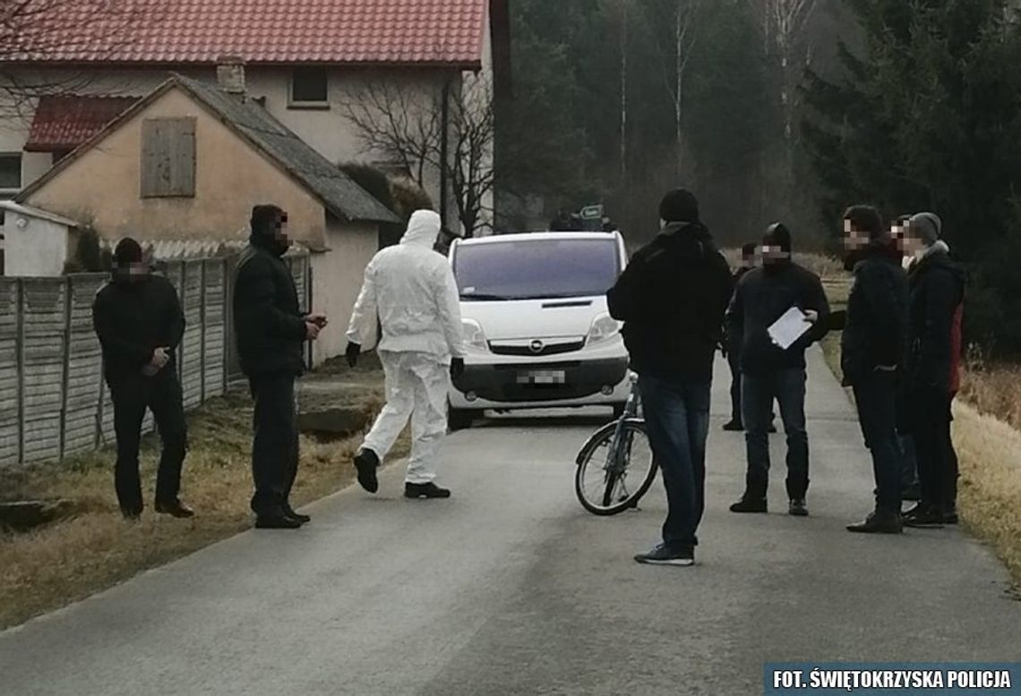 Na drodze znaleziono ciało młodego mężczyzny. Mordercy próbowali upozorować wypadek