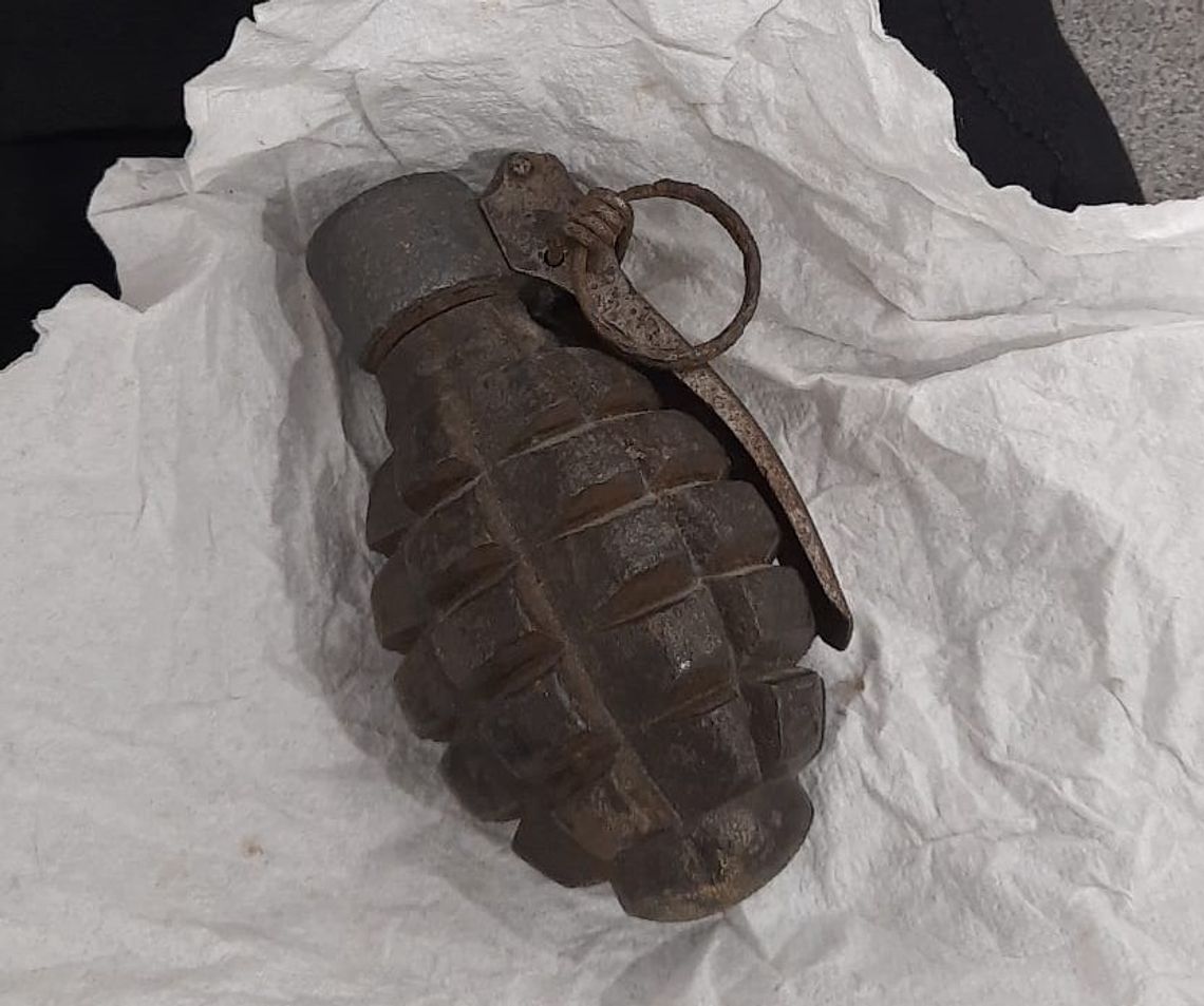 Na komendę przyszła młoda dziewczyna z dwoma granatami. Znalazła je w rzeczach  po dziadku