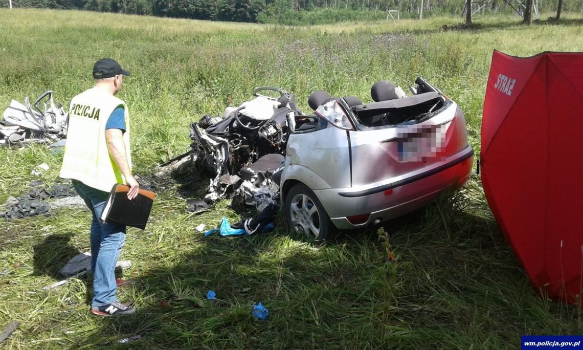 Na łuku drogi ford wypadł z jezdni i uderzył w drzewo. 58-letni kierowca zginął na miejscu