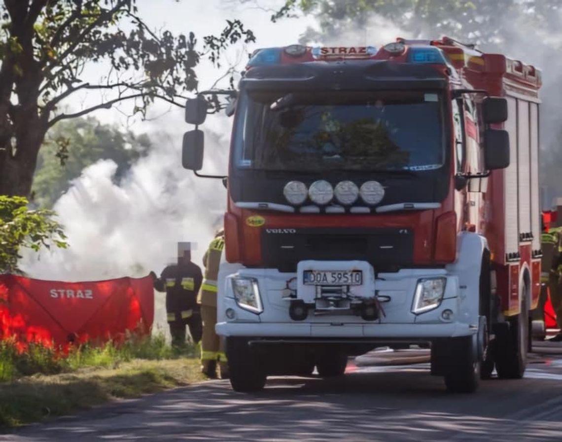 Na łuku drogi mazda wypadła z jezdni i wbiła się w drzewo. Kierowca zginął w płonącym samochodzie