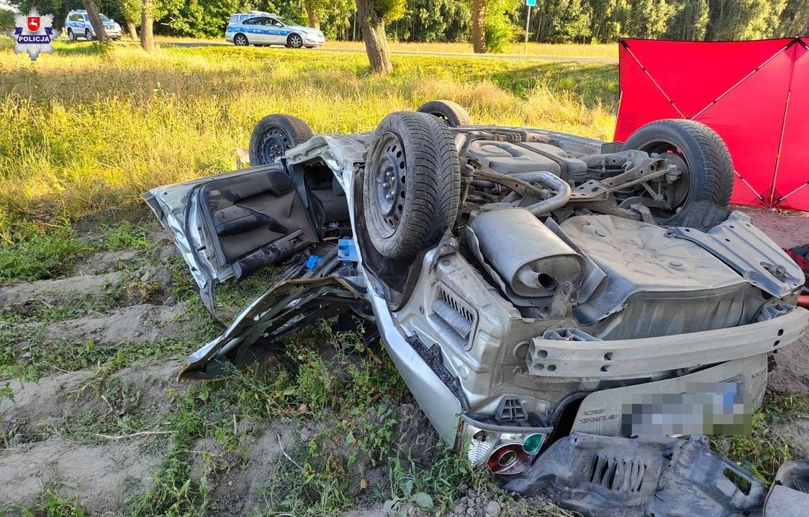 Na łuku drogi toyota uderzyła w drzewo, a następnie dachowała. 40-letni kierowca zginął na miejscu