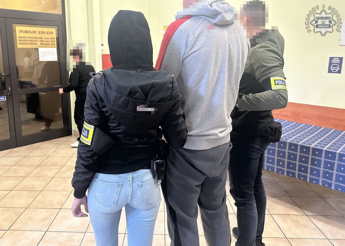 Na oczach dzieci napadł na kobietę i zerwał z niej ubranie, bo miała emblematy wrogiego klubu