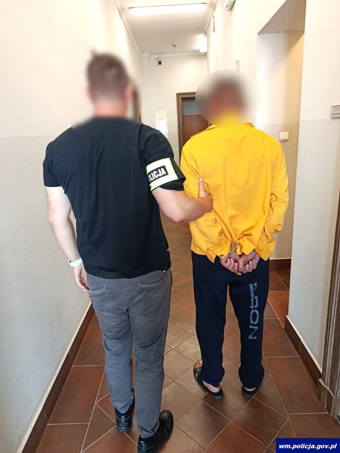 Na oczach ludzi rozbił butelkę na głowie kolegi i pobił go kolejną. Agresor został obezwładniony Na oczach ludzi rozbił butelkę na głowie kolegi i pobił go kolejną. Agresor został obezwładniony