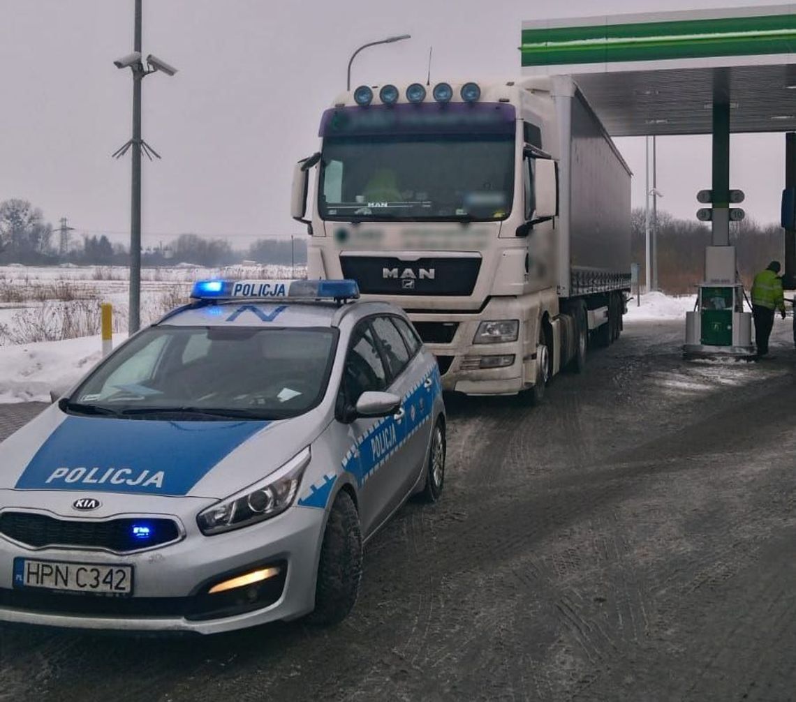 Na oczach policjantów pijany zajechał tirem na stację benzynową i kupił butelkę wódki