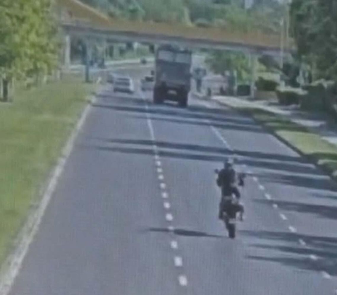 Na oczach policjantów popisywał się jazdą na jednym kole. Nie opłaciło się Na oczach policjantów popisywał się jazdą na jednym kole. Nie opłaciło się